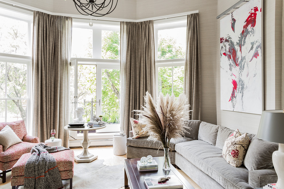 Ispirazione per un soggiorno classico chiuso con sala formale, pareti beige, parquet chiaro e pavimento beige