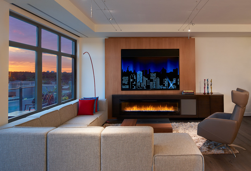 ワシントンD.C.にある高級な中くらいなコンテンポラリースタイルのおしゃれなリビング (白い壁、濃色無垢フローリング、横長型暖炉、木材の暖炉まわり、壁掛け型テレビ、茶色い床) の写真