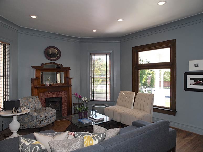 Стильный дизайн: гостиная комната в стиле кантри с синими стенами и паркетным полом среднего тона - последний тренд