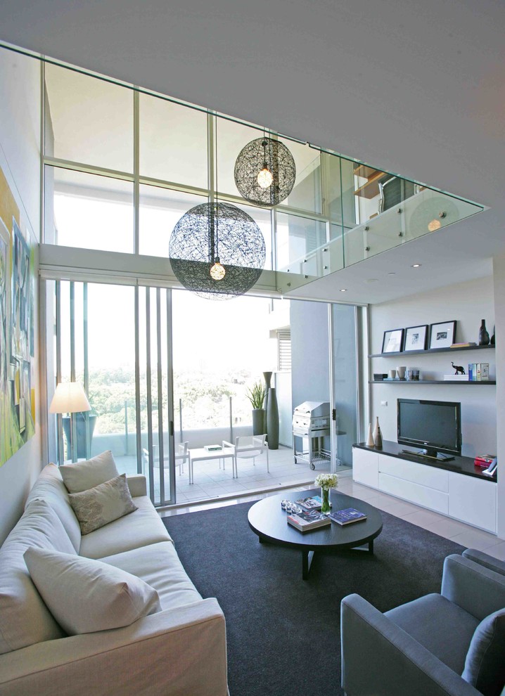 Modelo de salón para visitas tipo loft contemporáneo pequeño sin chimenea con paredes blancas, televisor independiente y moqueta