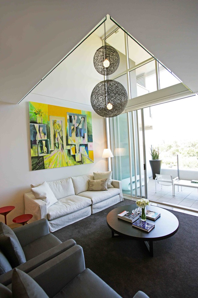 Esempio di un piccolo soggiorno design stile loft con sala formale, pareti bianche, nessun camino, TV autoportante e moquette