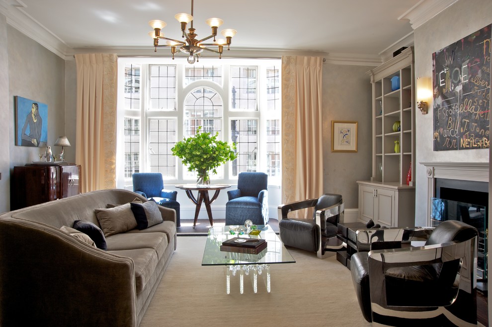 Пример оригинального дизайна: большая открытая гостиная комната в стиле неоклассика (современная классика) с серыми стенами, стандартным камином и фасадом камина из дерева