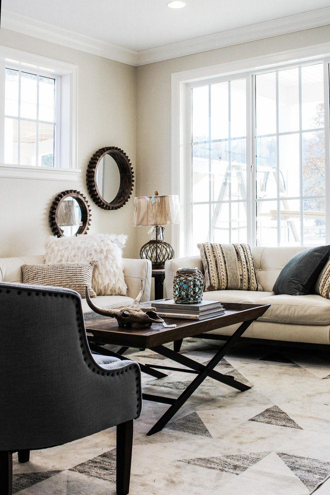 Immagine di un soggiorno classico di medie dimensioni e aperto con pareti grigie, pavimento in laminato e pavimento beige