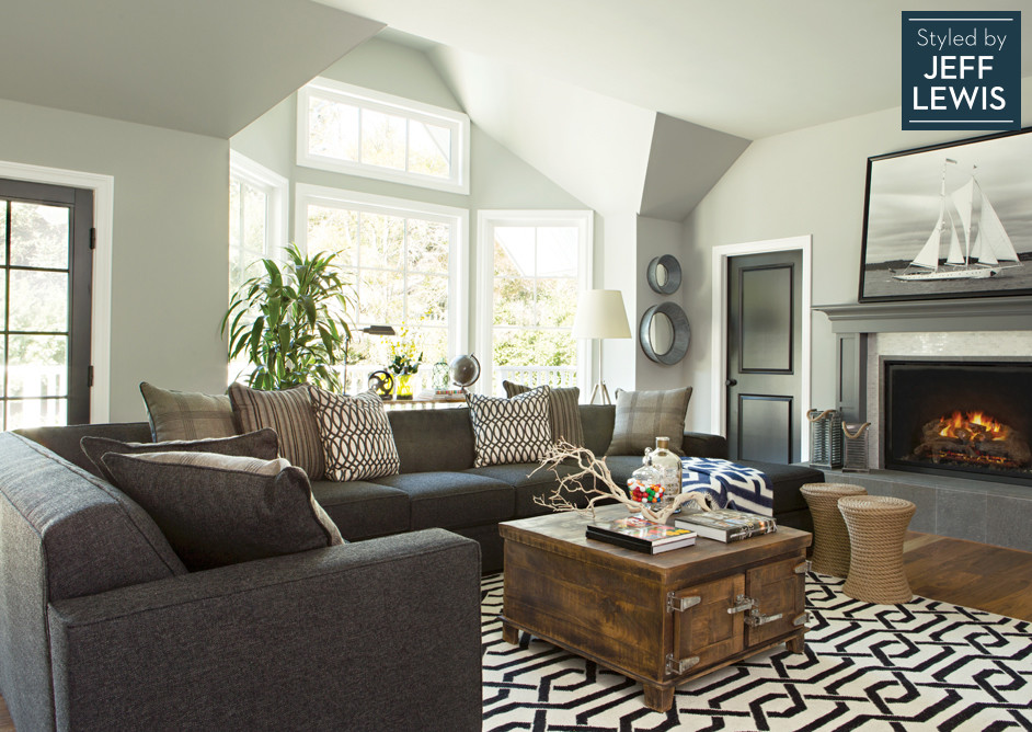 Mittelgroßes, Fernseherloses Modernes Wohnzimmer ohne Kamin mit beiger Wandfarbe und braunem Holzboden in Los Angeles