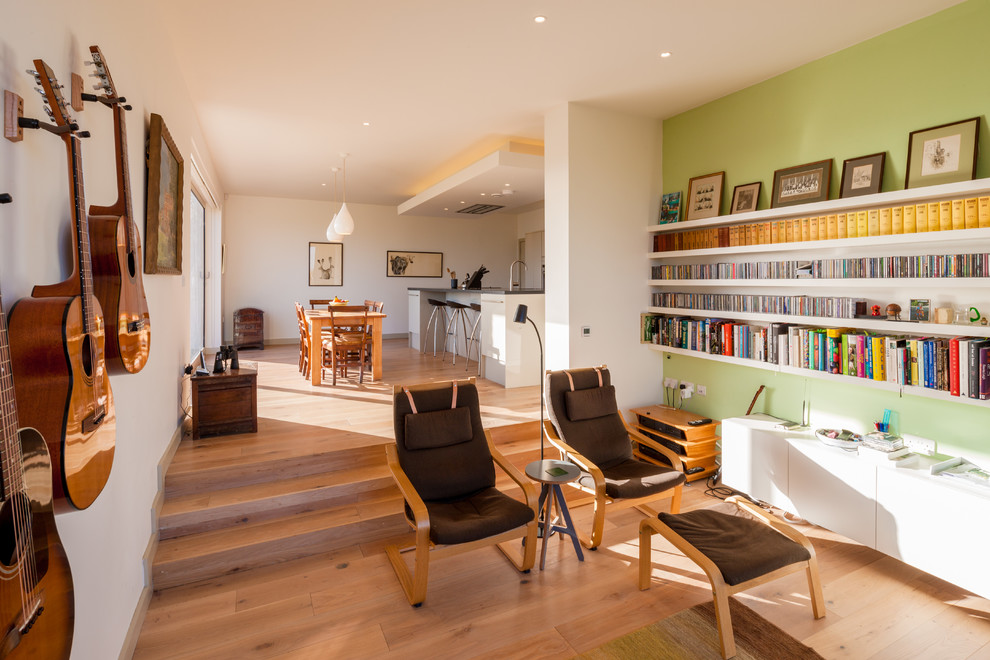 Diseño de salón para visitas abierto contemporáneo con paredes blancas y suelo de madera clara