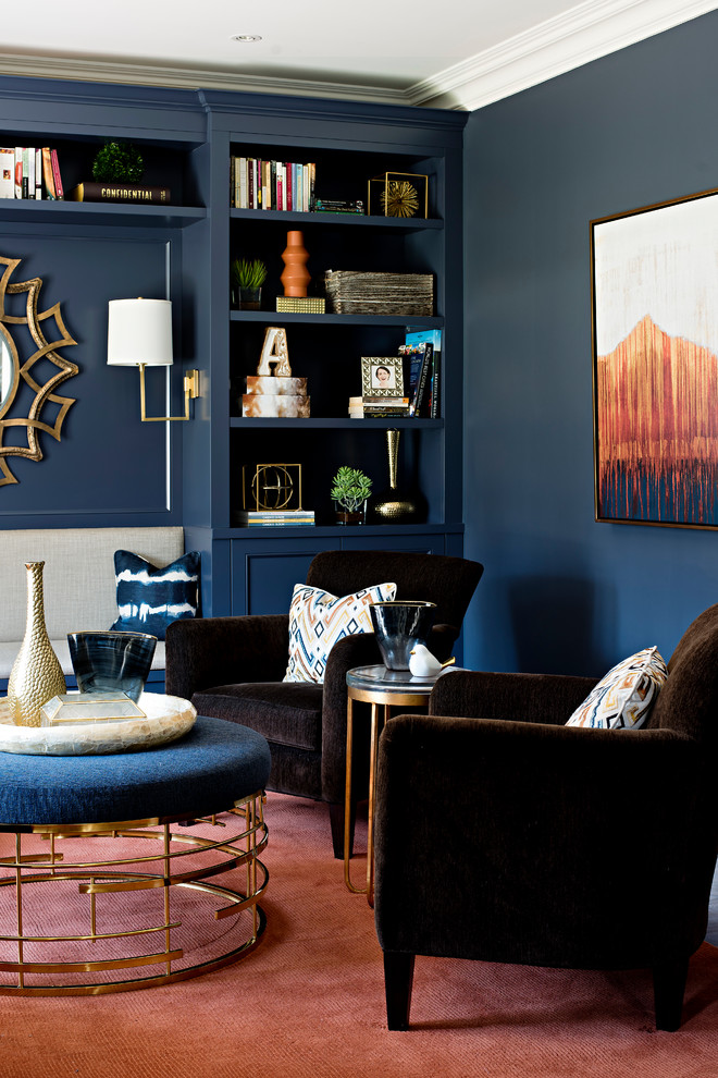 トロントにある高級な小さなトランジショナルスタイルのおしゃれなリビング (ライブラリー、青い壁、無垢フローリング、茶色い床) の写真