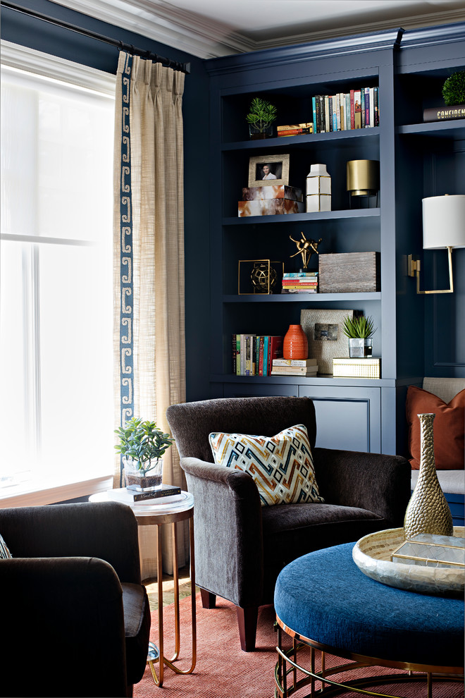 Пример оригинального дизайна: маленькая гостиная комната в стиле неоклассика (современная классика) с с книжными шкафами и полками, синими стенами, паркетным полом среднего тона и коричневым полом для на участке и в саду