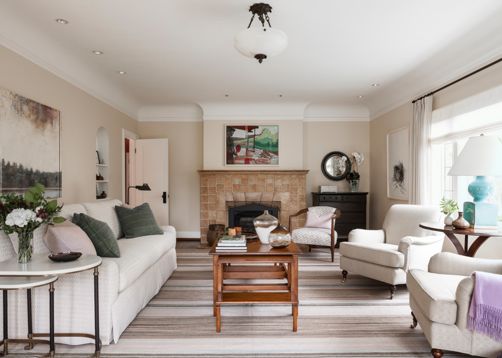 Exempel på ett mellanstort klassiskt separat vardagsrum, med ett finrum och beige väggar