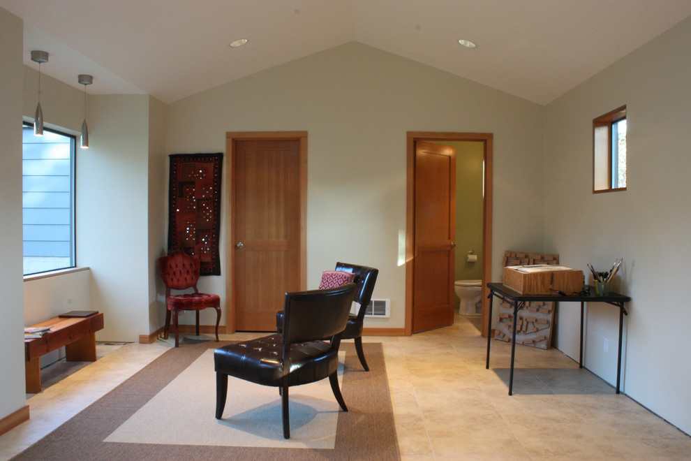 Cette image montre un petit salon minimaliste ouvert avec un mur blanc et un sol en travertin.