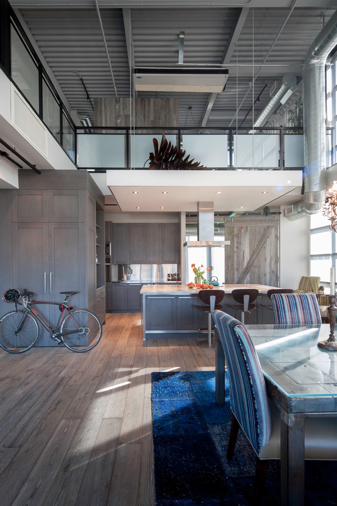 Repräsentatives Industrial Wohnzimmer mit grauer Wandfarbe und hellem Holzboden in Toronto
