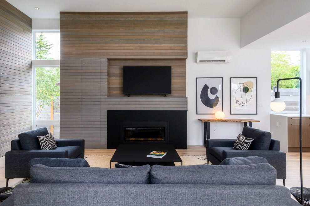 Réalisation d'un salon design de taille moyenne avec un mur blanc, parquet clair, une cheminée standard, un téléviseur indépendant, un sol blanc et du lambris de bois.