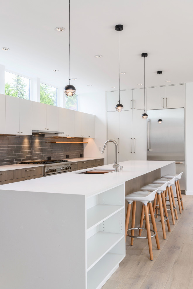 Cette image montre une cuisine minimaliste de taille moyenne avec parquet clair et un sol blanc.