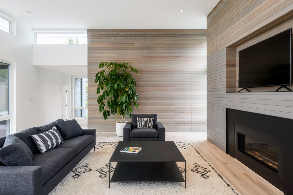 Idée de décoration pour un salon design de taille moyenne avec un mur blanc, parquet clair, une cheminée standard, un téléviseur indépendant, un sol blanc et du lambris de bois.