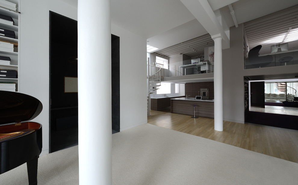 На фото: изолированная гостиная комната среднего размера в скандинавском стиле с музыкальной комнатой, белыми стенами, светлым паркетным полом и подвесным камином без телевизора
