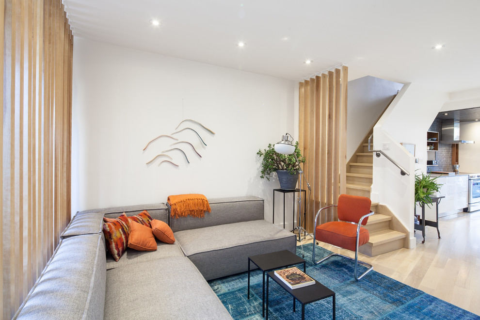 Стильный дизайн: гостиная комната в современном стиле с фасадом камина из плитки - последний тренд