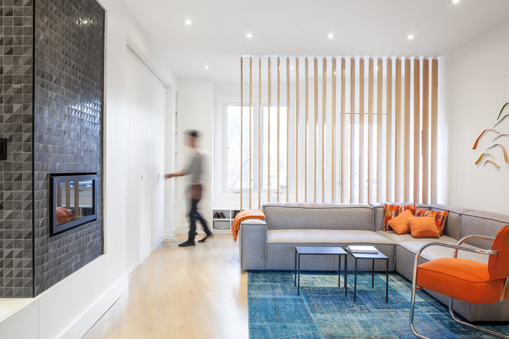 Modernes Wohnzimmer mit gefliester Kaminumrandung in Toronto
