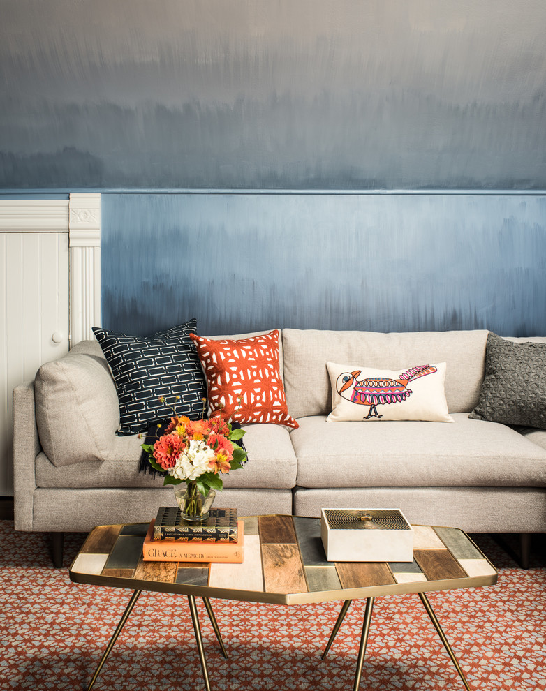 Идея дизайна: гостиная комната в стиле неоклассика (современная классика) с синими стенами и ковром на полу