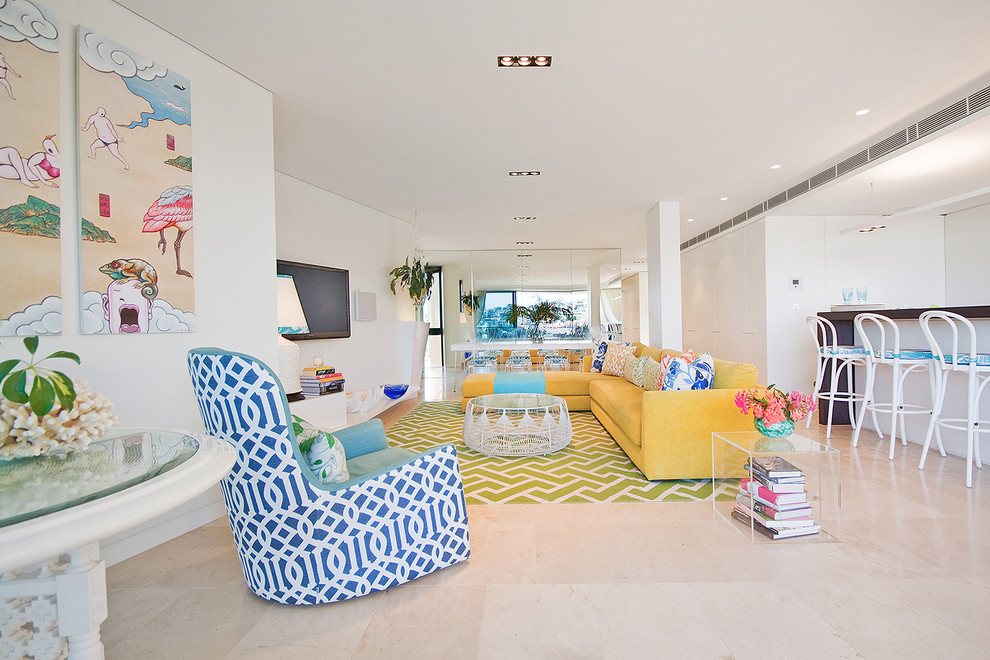 Offenes, Großes Maritimes Wohnzimmer ohne Kamin mit weißer Wandfarbe, TV-Wand und beigem Boden in Los Angeles