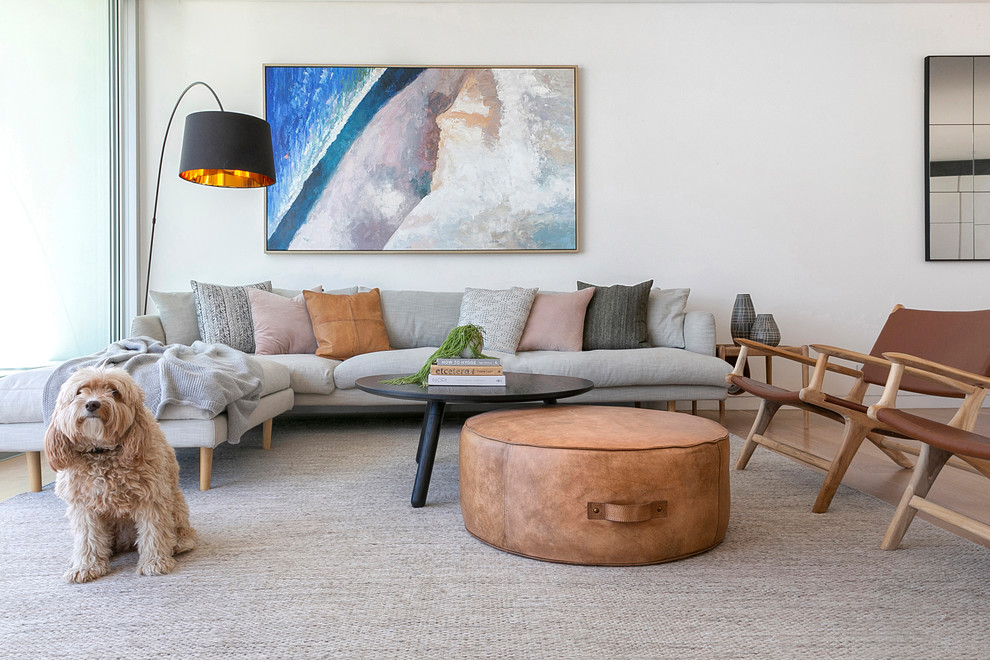 Exemple d'un salon tendance ouvert avec une salle de réception, un mur blanc, parquet clair, un sol beige et éclairage.