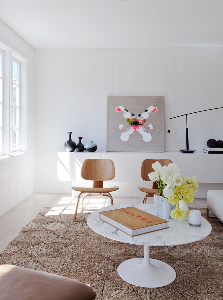 На фото: гостиная комната среднего размера в современном стиле с белыми стенами и светлым паркетным полом без камина, телевизора с