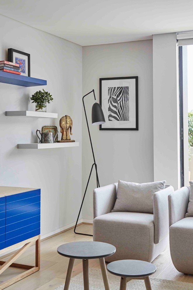 Kleines, Offenes Modernes Wohnzimmer mit grauer Wandfarbe und hellem Holzboden in Sydney