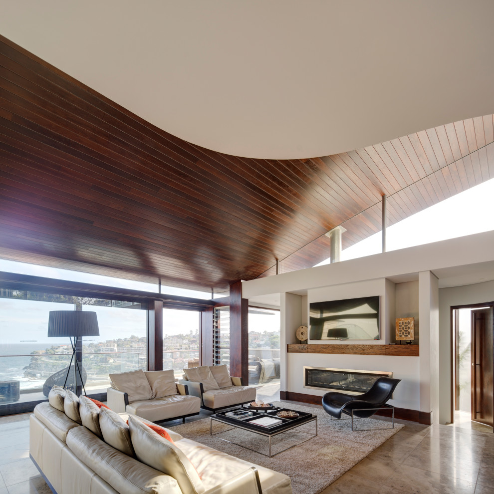 Источник вдохновения для домашнего уюта: открытая гостиная комната в современном стиле с белыми стенами, коричневым полом и деревянным потолком