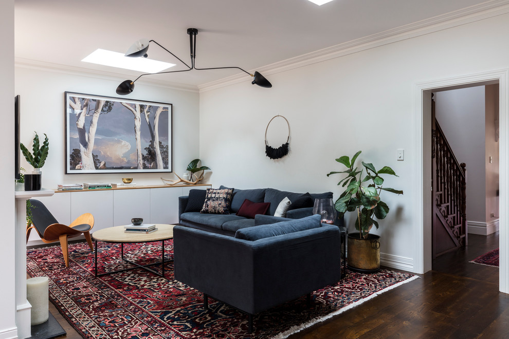 Mittelgroßes, Abgetrenntes Klassisches Wohnzimmer mit weißer Wandfarbe, braunem Holzboden, Kamin, verputzter Kaminumrandung und TV-Wand in Sydney