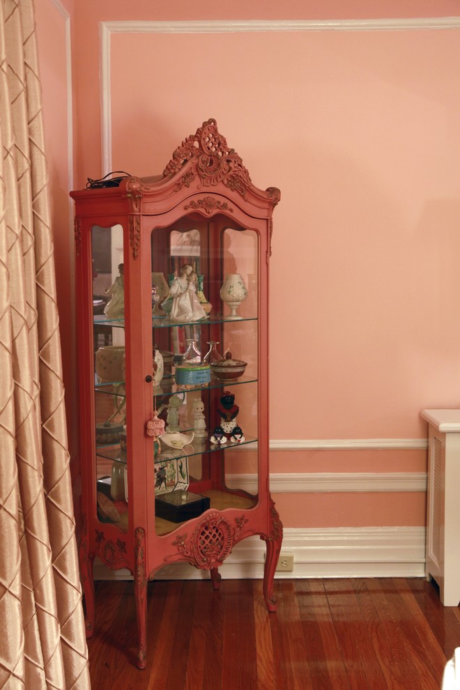 На фото: гостиная комната среднего размера в классическом стиле с розовыми стенами и паркетным полом среднего тона с