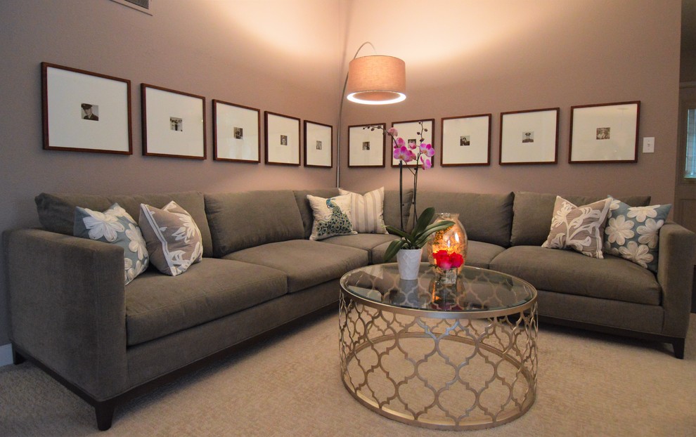 Cette image montre un grand salon design ouvert avec une salle de réception, un mur violet, moquette, aucun téléviseur et un sol beige.