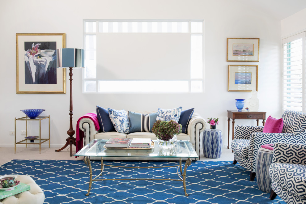 ブリスベンにあるお手頃価格のトラディショナルスタイルのおしゃれなリビング (白い壁、カーペット敷き、青い床) の写真