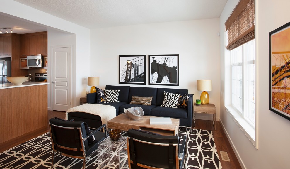 Cette photo montre un salon tendance ouvert avec un mur blanc et canapé noir.