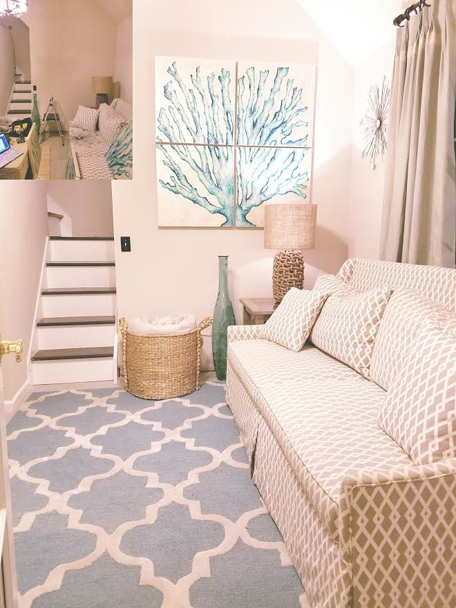 Esempio di un soggiorno stile marino di medie dimensioni e aperto con pareti beige, moquette, pavimento blu e sala formale