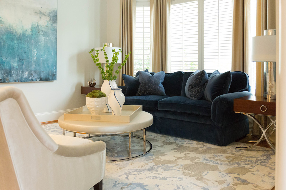 Idee per un soggiorno chic con pareti bianche e pavimento marrone