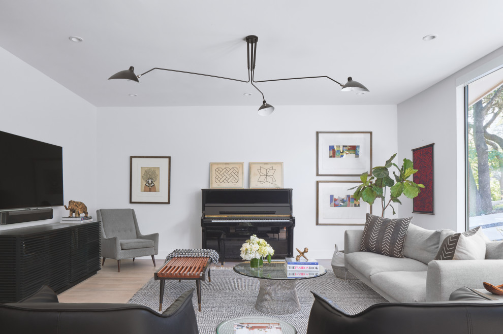 Foto di un piccolo soggiorno contemporaneo con pareti bianche, parquet chiaro, TV a parete e pavimento beige