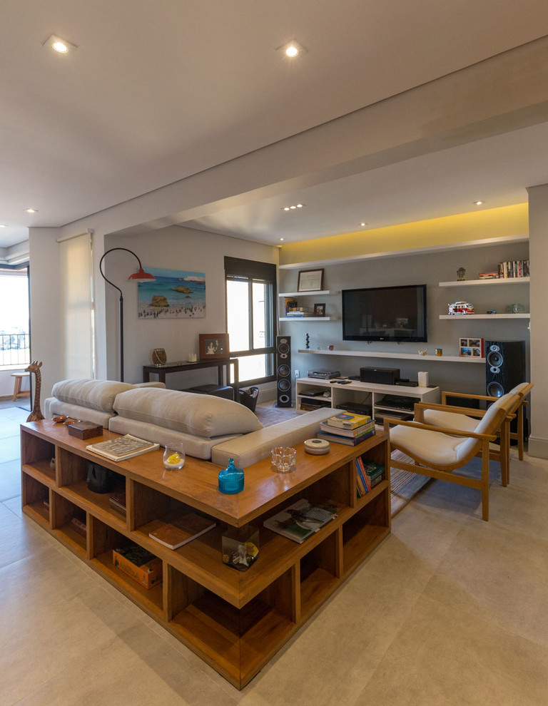 Mittelgroßes Modernes Wohnzimmer im Loft-Stil mit grauer Wandfarbe, Porzellan-Bodenfliesen, TV-Wand und grauem Boden in Sonstige