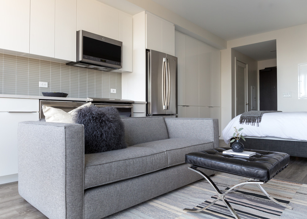 Idee per un piccolo soggiorno moderno aperto con parquet chiaro e pavimento grigio