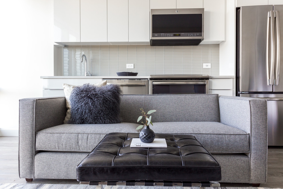 Foto di un piccolo soggiorno minimalista aperto con parquet chiaro e pavimento grigio
