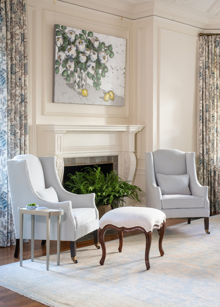Идея дизайна: гостиная комната в стиле неоклассика (современная классика) с белыми стенами, ковровым покрытием, стандартным камином, синим полом и панелями на стенах
