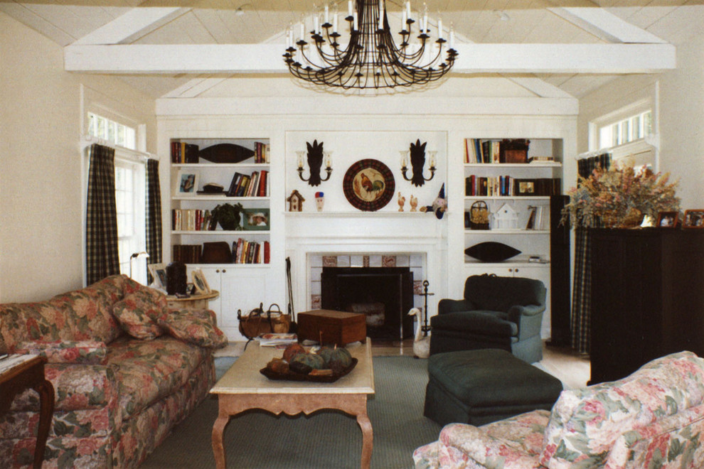 Foto på ett stort vintage separat vardagsrum, med vita väggar, mellanmörkt trägolv, en standard öppen spis, en spiselkrans i trä, en fristående TV och brunt golv