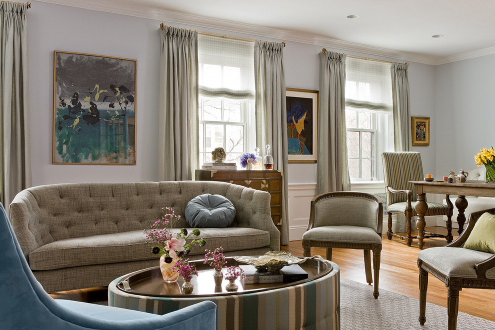 Idee per un soggiorno design con pareti blu e pavimento in legno massello medio