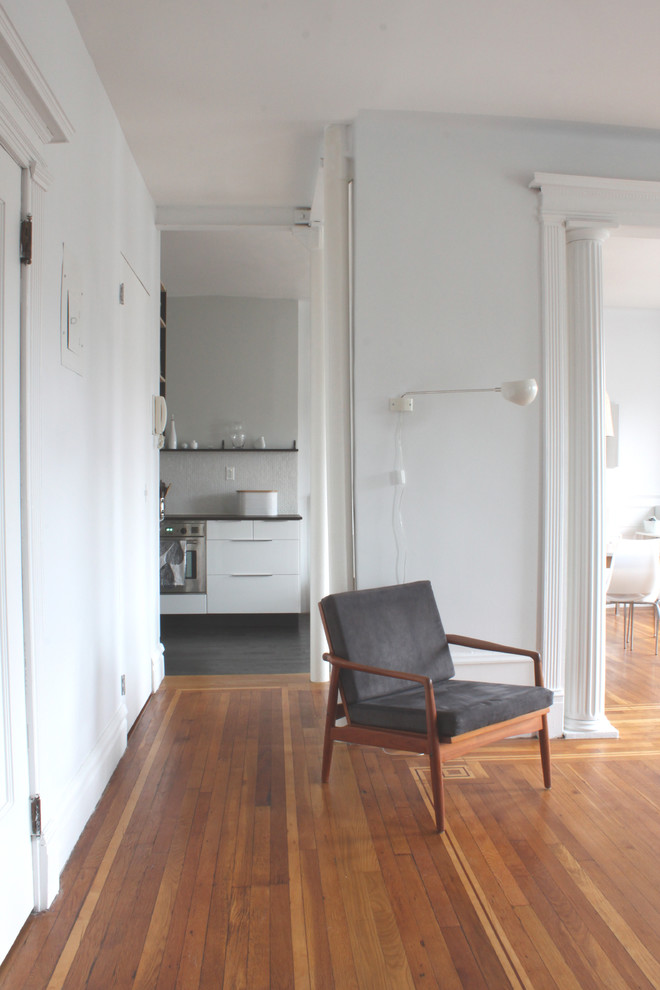 Eklektisches Wohnzimmer mit weißer Wandfarbe in New York