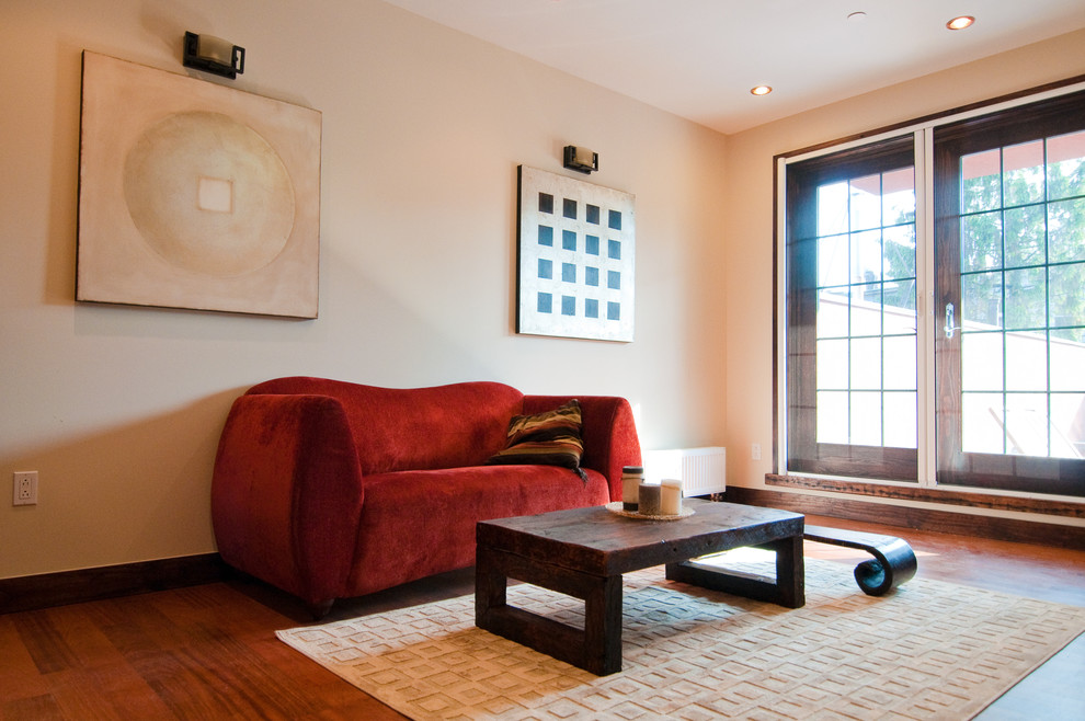 Ejemplo de salón actual con paredes beige y suelo de madera clara