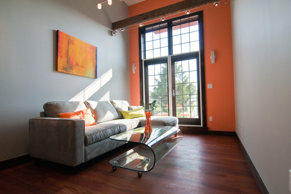 Foto di un soggiorno minimal con pareti beige e parquet chiaro