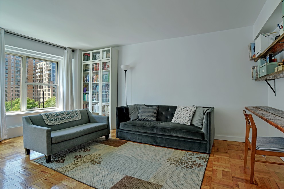 Mittelgroßes, Repräsentatives, Fernseherloses, Offenes Mid-Century Wohnzimmer ohne Kamin mit weißer Wandfarbe und braunem Holzboden in New York