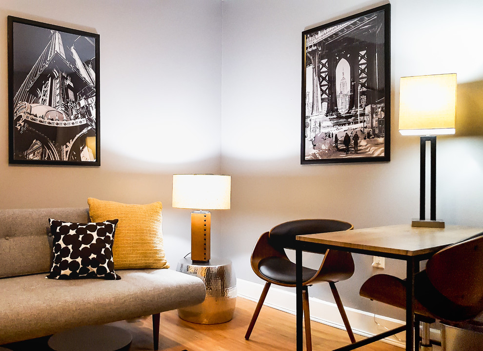 Immagine di un piccolo soggiorno minimalista chiuso con sala formale, pareti grigie, parquet chiaro, nessun camino, TV autoportante e pavimento giallo