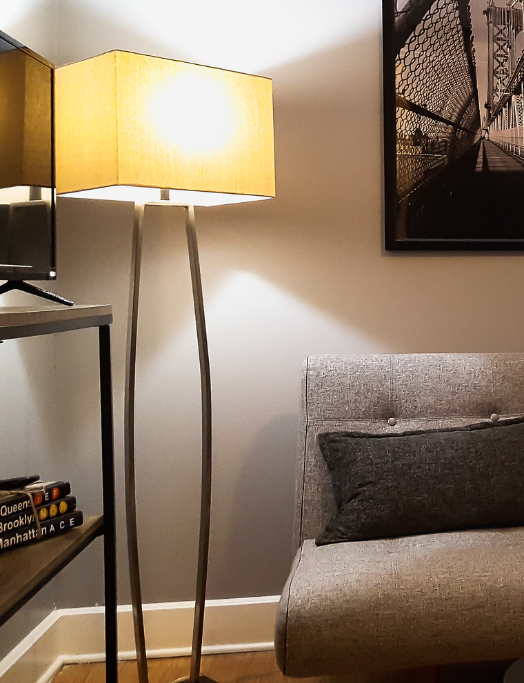 Esempio di un piccolo soggiorno moderno chiuso con sala formale, pareti grigie, parquet chiaro, nessun camino, TV autoportante e pavimento giallo