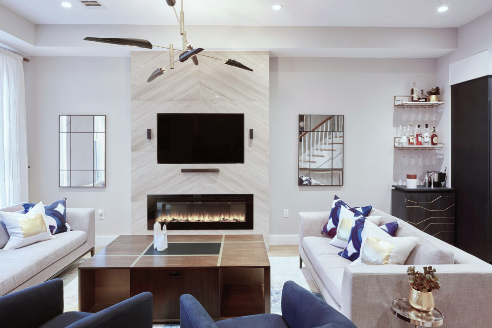 Großes, Offenes Modernes Wohnzimmer mit beiger Wandfarbe, hellem Holzboden, Hängekamin, Kaminumrandung aus Stein und Multimediawand