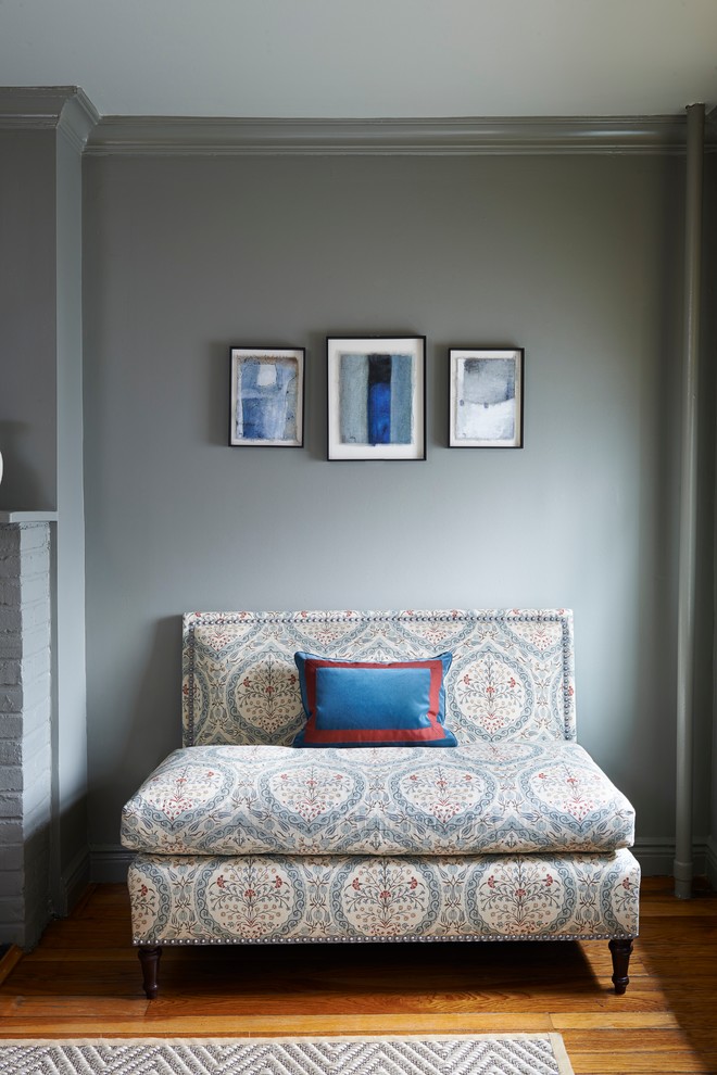 На фото: гостиная комната в классическом стиле с серыми стенами, паркетным полом среднего тона и фасадом камина из кирпича
