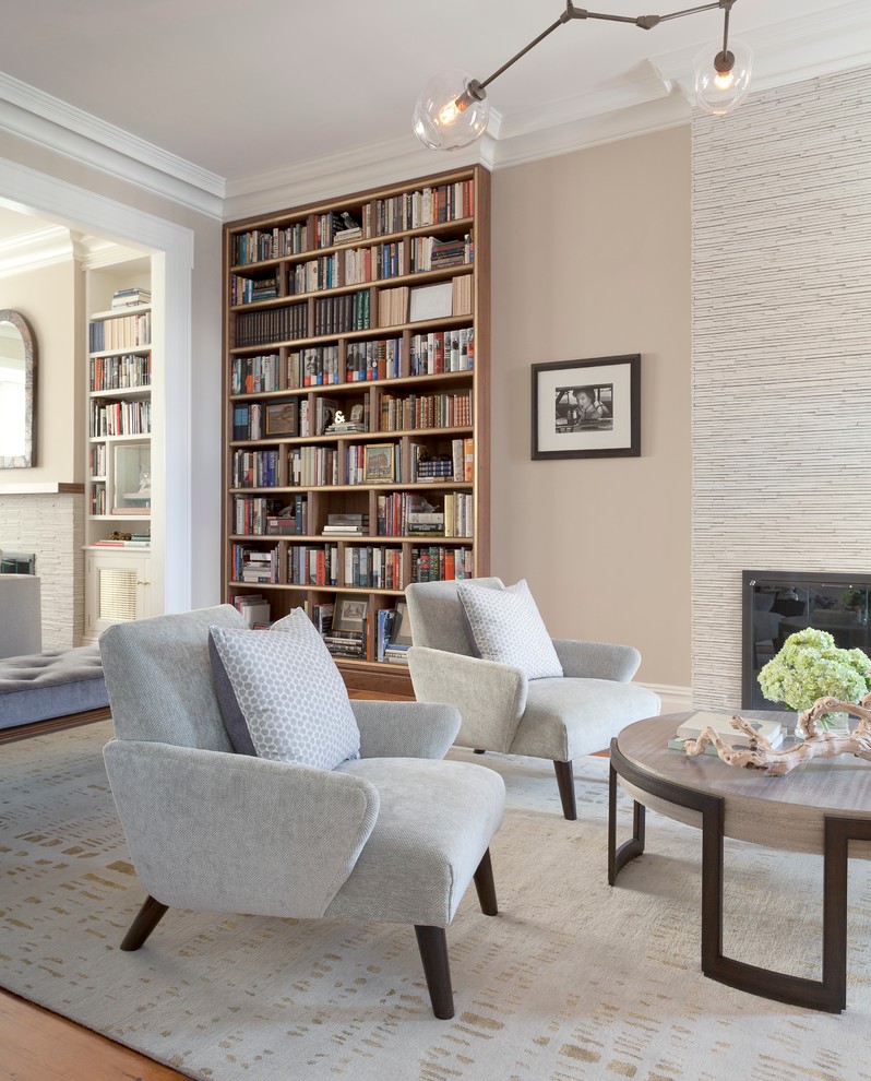 Ispirazione per un soggiorno contemporaneo con libreria e pareti beige