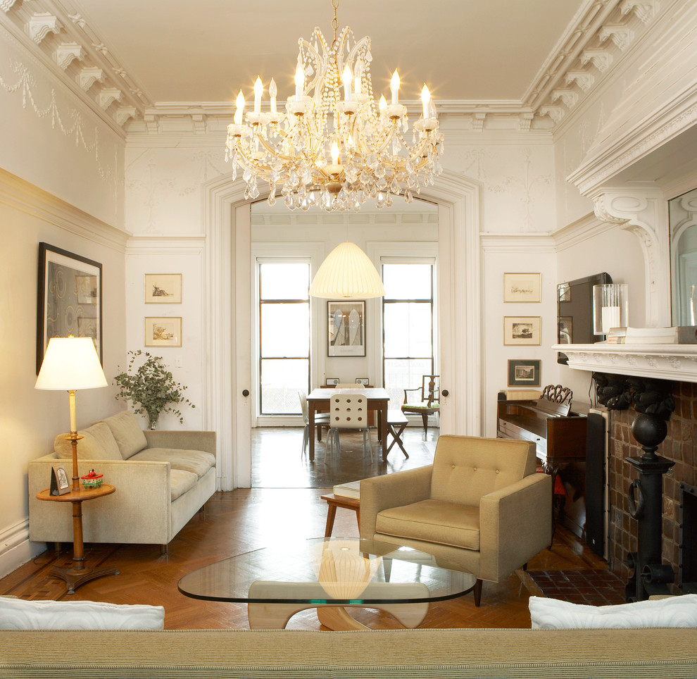Пример оригинального дизайна: парадная, изолированная гостиная комната среднего размера в классическом стиле с белыми стенами, паркетным полом среднего тона, стандартным камином и телевизором на стене